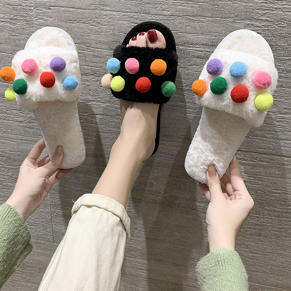 Plüss női papucs pomponokkal
