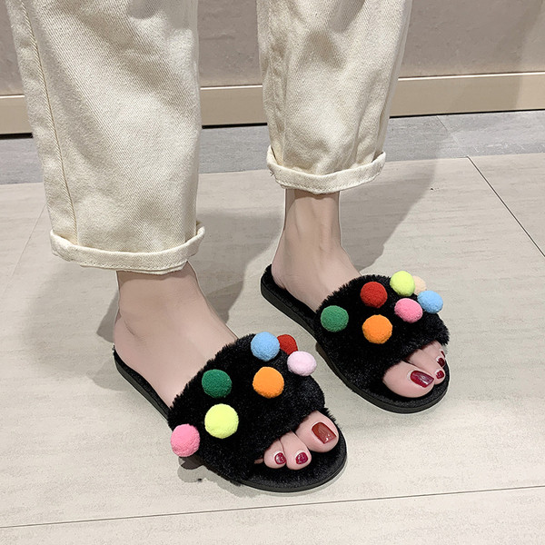 Plüss női papucs pomponokkal