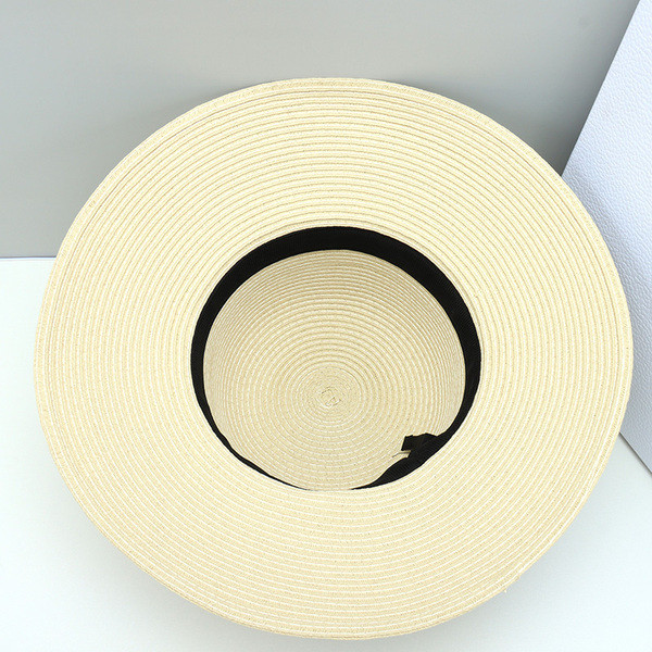 Modern női sapka szalaggal