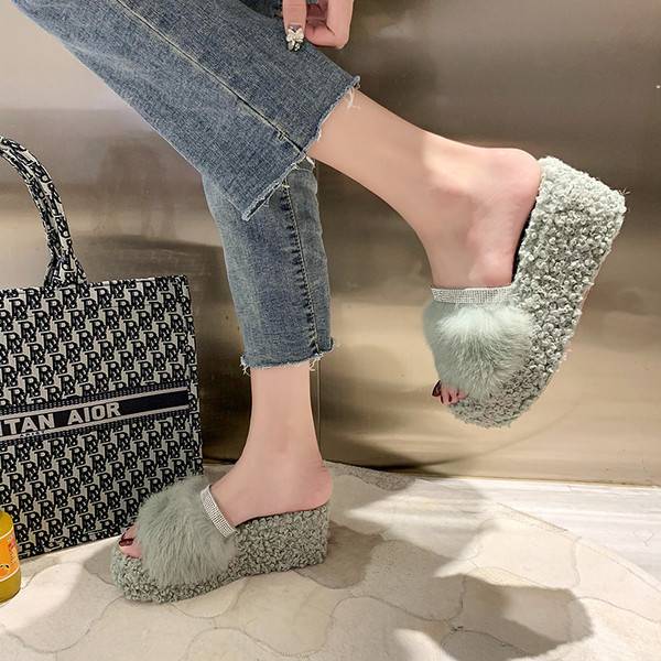 Ženske papuče s platformom i nadole