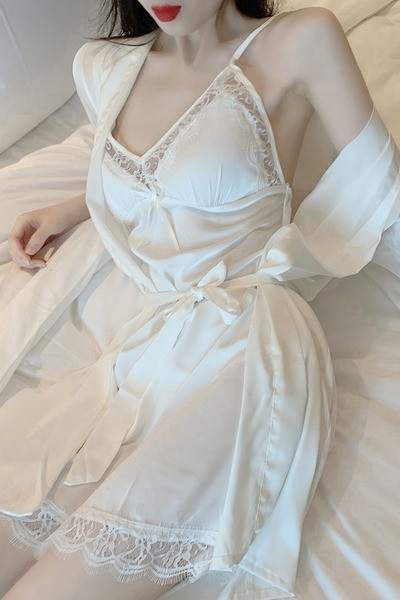 Ženski satenski set koji uključuje spavaćicu i kućni ogrtač s čipkom