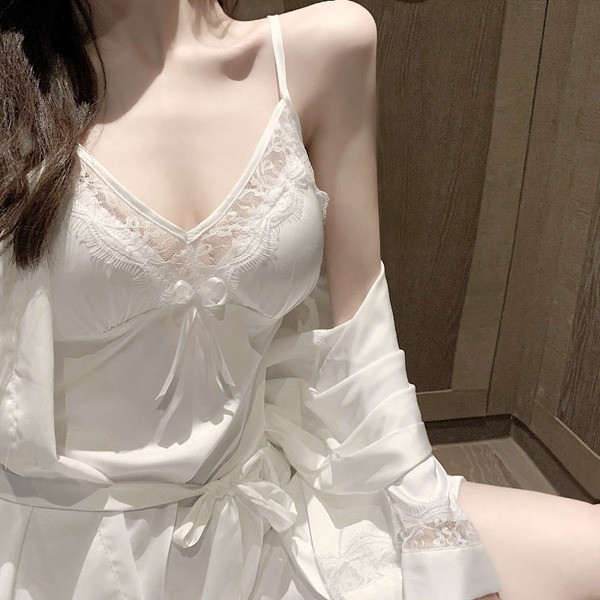 Ženski satenski set koji uključuje spavaćicu i kućni ogrtač s čipkom