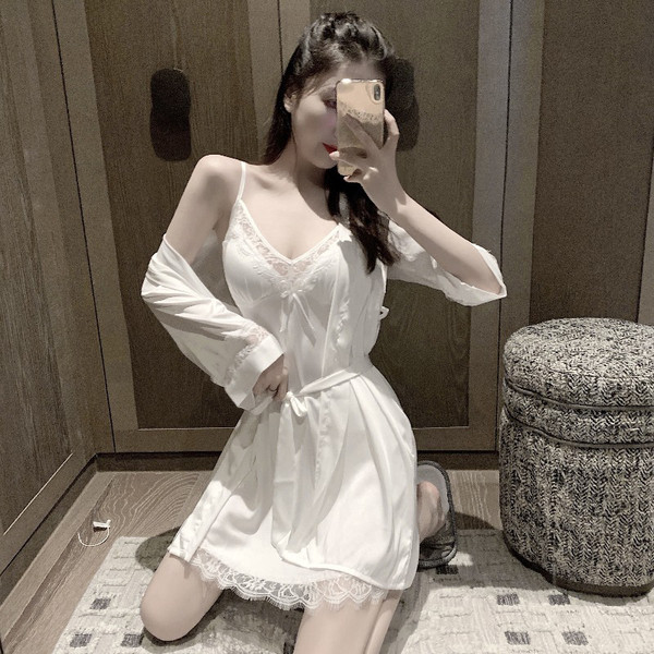 Ženski satenski set koji uključuje spavaćicu i kućni ogrtač s čipkom