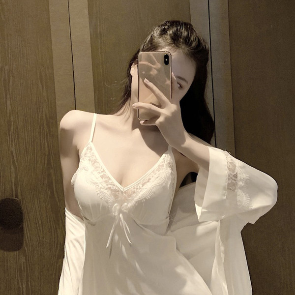 Ženski satenski set koji uključuje spavaćicu i kućni ogrtač s čipkom