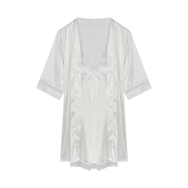 Ženski satenski set koji uključuje spavaćicu i kućni ogrtač s čipkom