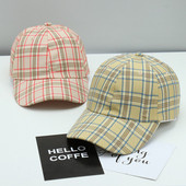 Kockás női sapka napellenzővel