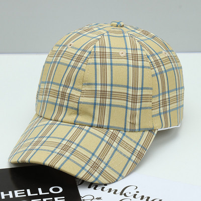 Kockás női sapka napellenzővel