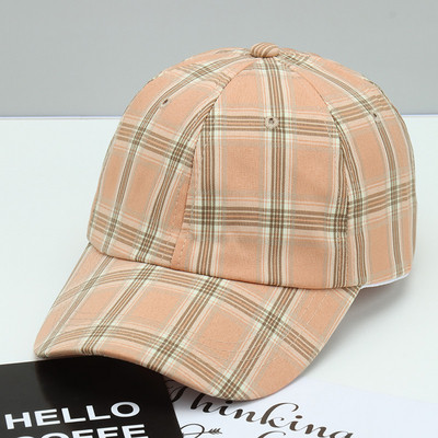 Kockás női sapka napellenzővel