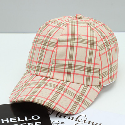 Kockás női sapka napellenzővel