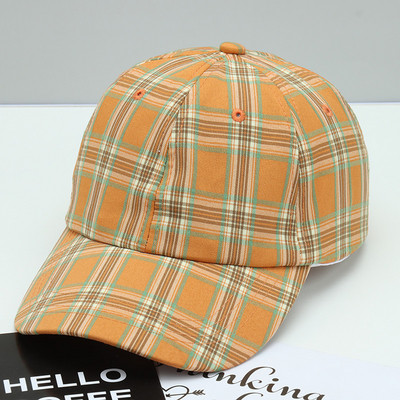 Kockás női sapka napellenzővel