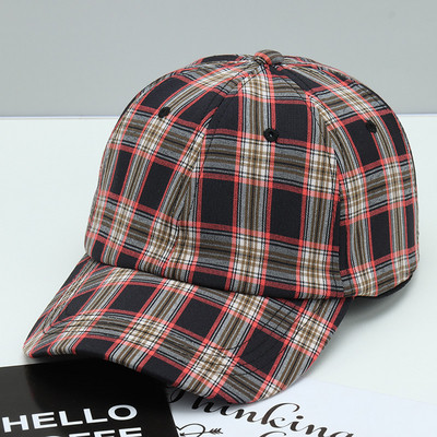 Kockás női sapka napellenzővel