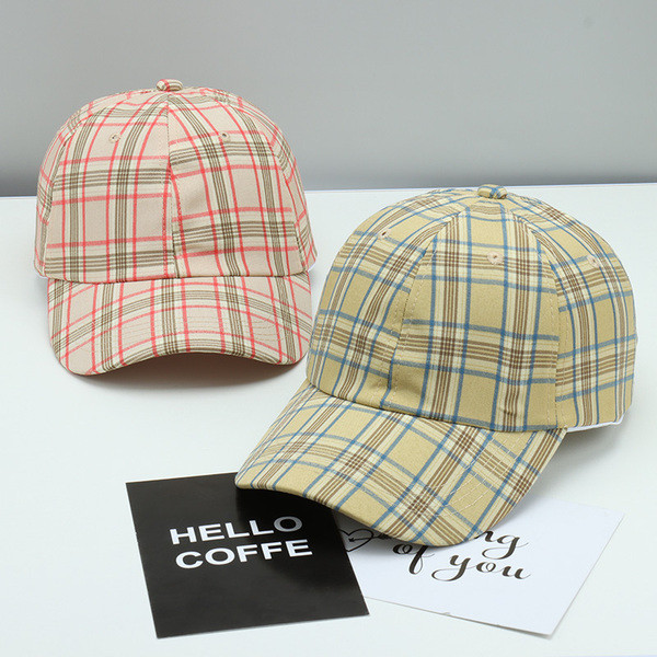 Kockás női sapka napellenzővel