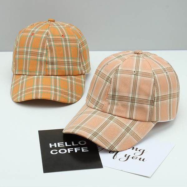 Kockás női sapka napellenzővel