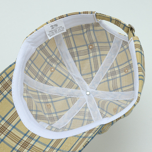 Kockás női sapka napellenzővel