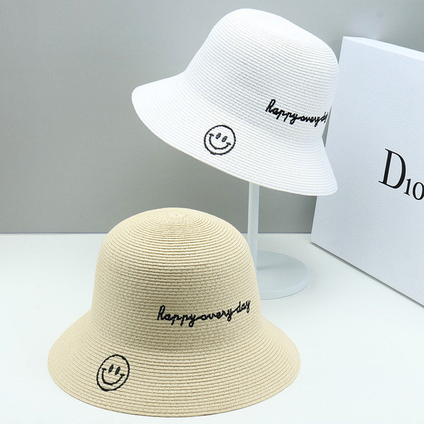 Moderna ženska kapa s vezom