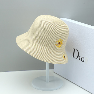 Modern női sapka virághímzéssel