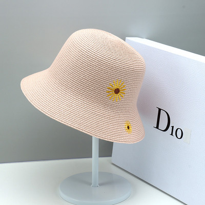 Modern női sapka virághímzéssel