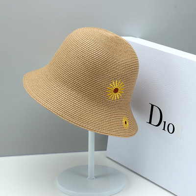 Modern női sapka virághímzéssel