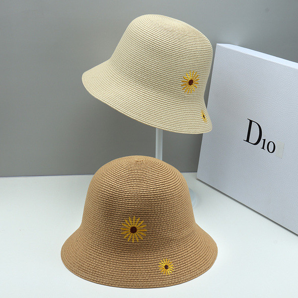 Modern női sapka virághímzéssel