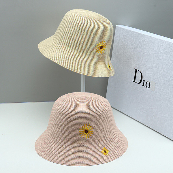 Modern női sapka virághímzéssel