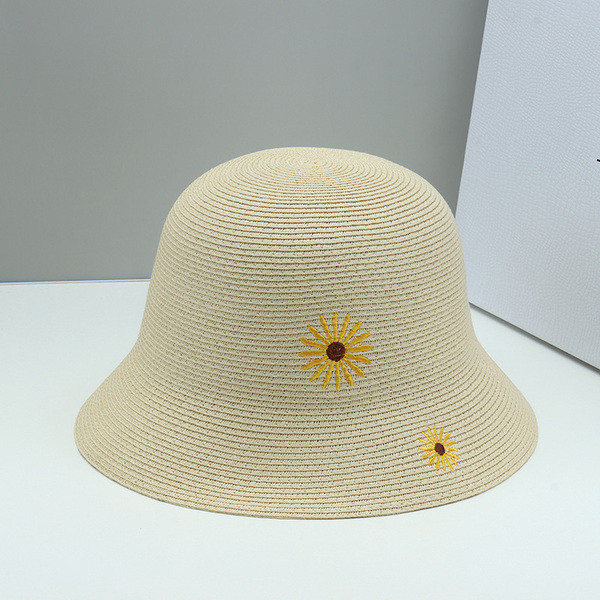 Modern női sapka virághímzéssel