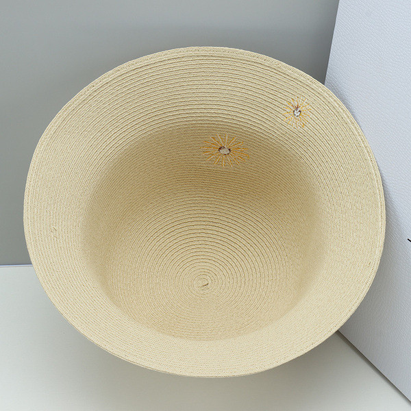 Modern női sapka virághímzéssel