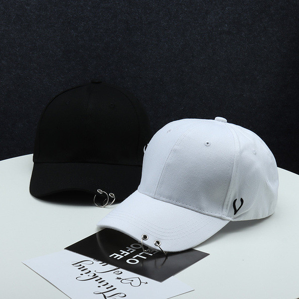 Alkalmi női sapka napellenzővel és fém elemmel