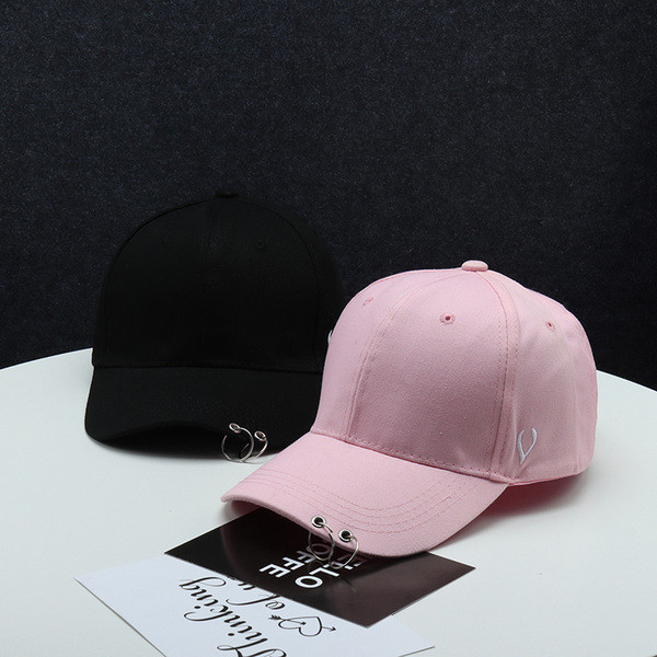 Alkalmi női sapka napellenzővel és fém elemmel