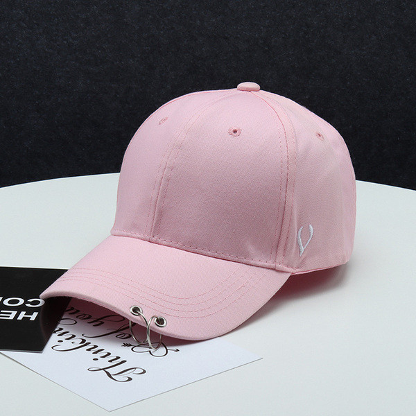 Alkalmi női sapka napellenzővel és fém elemmel