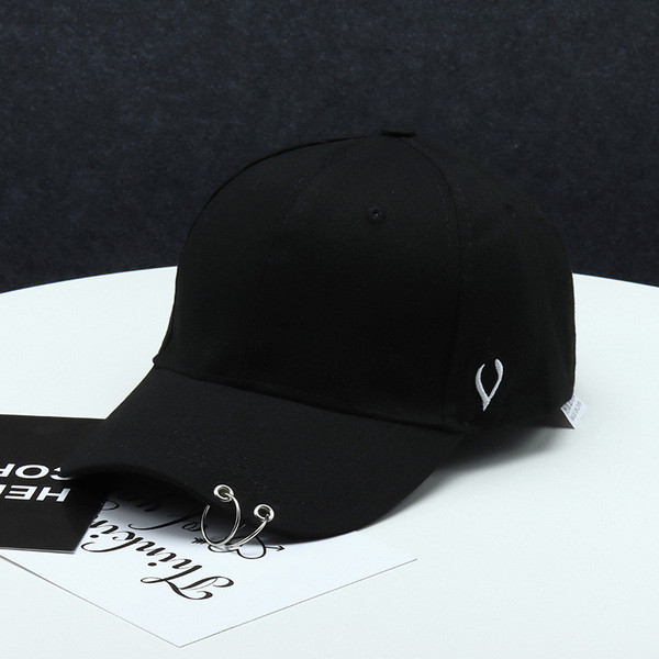 Alkalmi női sapka napellenzővel és fém elemmel