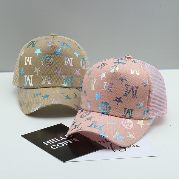 Női sapka színes rátéttel