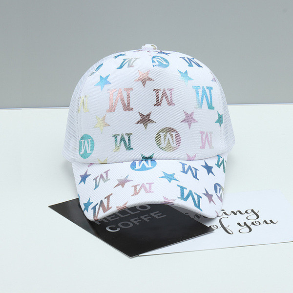 Női sapka színes rátéttel