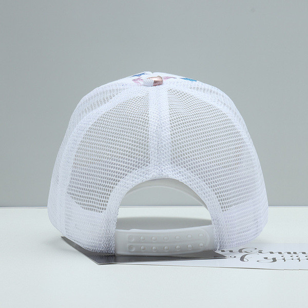 Női sapka színes rátéttel