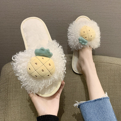 Naiste sussid 3D elemendiga ja udusulgedega