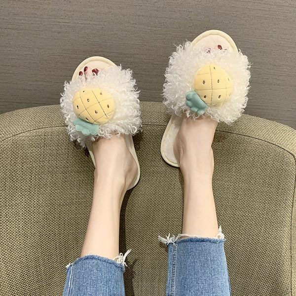 Naiste sussid 3D elemendiga ja udusulgedega