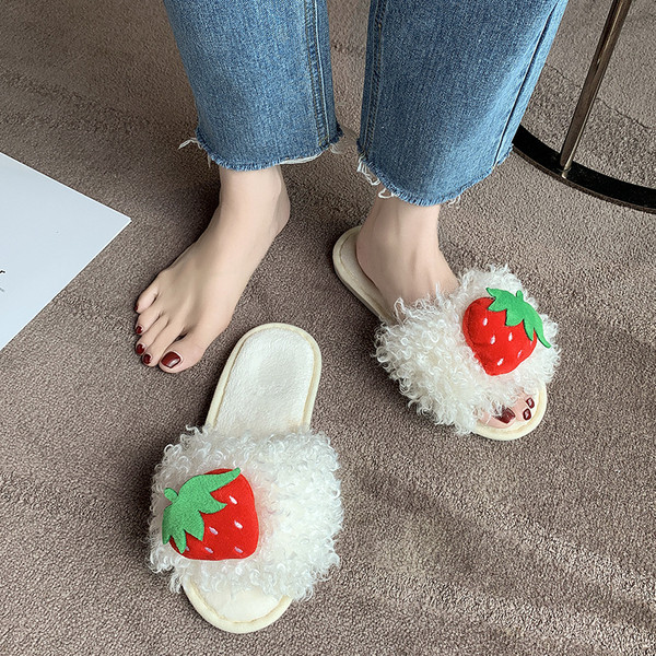 Naiste sussid 3D elemendiga ja udusulgedega