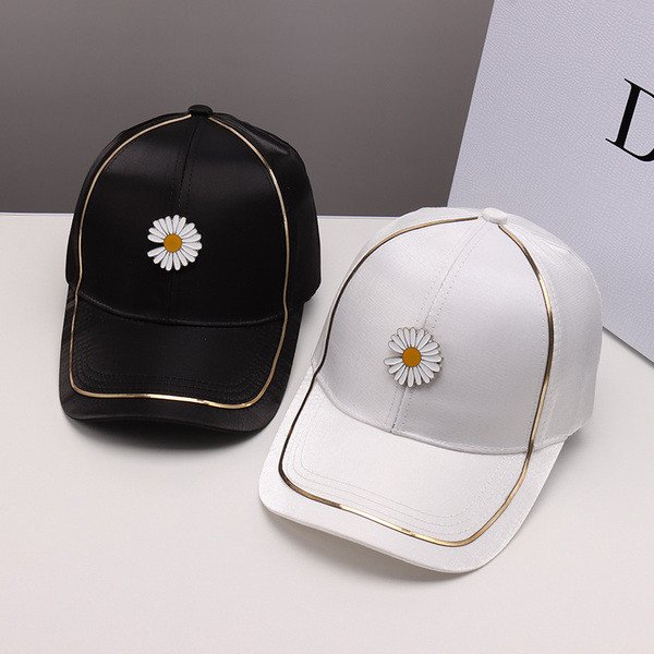 Női sapka napellenzővel és színes hímzéssel