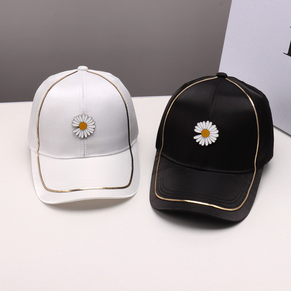 Női sapka napellenzővel és színes hímzéssel