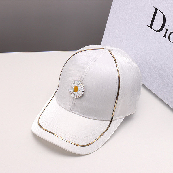 Női sapka napellenzővel és színes hímzéssel