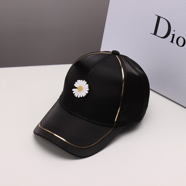 Női sapka napellenzővel és színes hímzéssel