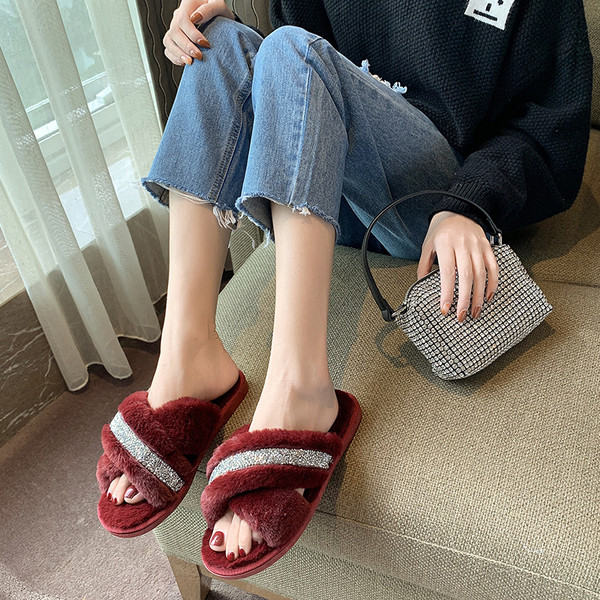 Plüss női papucs kövekkel