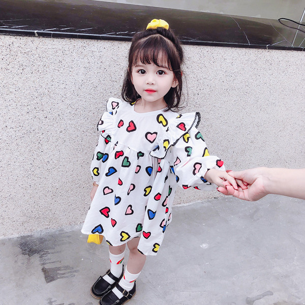 Moderna dječja haljina s dugim rukavima i srcima