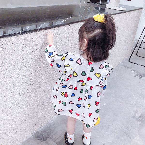 Moderna dječja haljina s dugim rukavima i srcima