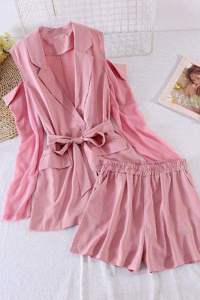 Modern női szett csupasz vállú kabáttal és rövidnadrággal