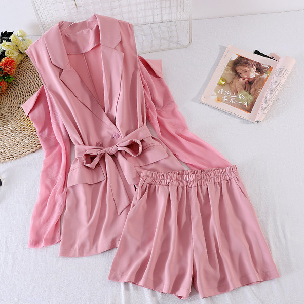 Modern női szett csupasz vállú kabáttal és rövidnadrággal