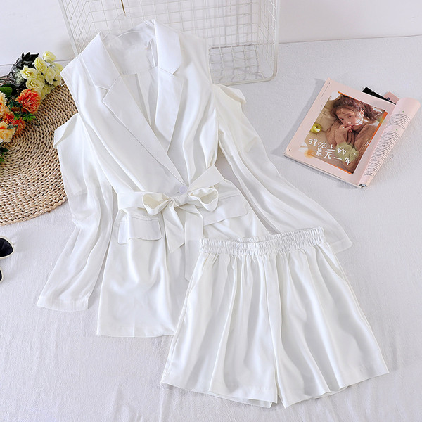 Modern női szett csupasz vállú kabáttal és rövidnadrággal