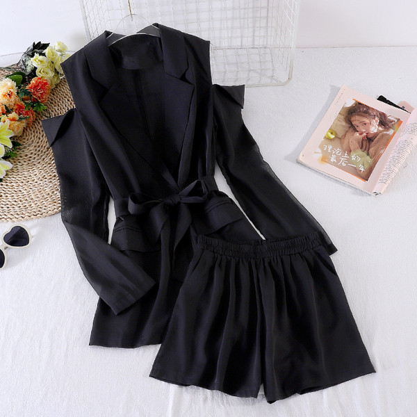 Modern női szett csupasz vállú kabáttal és rövidnadrággal