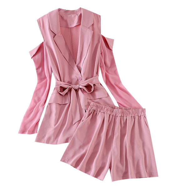 Modern női szett csupasz vállú kabáttal és rövidnadrággal