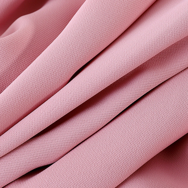 Modern női szett csupasz vállú kabáttal és rövidnadrággal