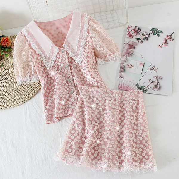 Női szett virágmotívumokkal díszített ingből és szoknyából